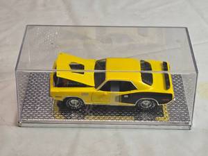 lot 61 image: 1971 Plymouth Hemi Cuda Diecast Model in Yellow with Display Case