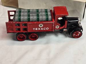 lot 77 image: Texaco Die-Cast Kenworth Truck with Barrels - 1992 Edition #9