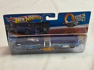 lot 100 image: Hot Wheels Blue Bus Die-Cast Model Bendy Bus