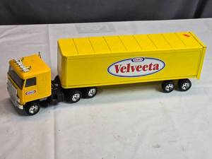lot 104 image: Ertl Kraft Velveeta Truck and Trailer