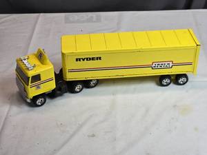 lot 105 image: Ertl Ryder Yellow Truck and Trailer