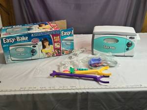 lot 140 image: Hasbro Easy-Bake Oven & Snack Center with Accessories Used