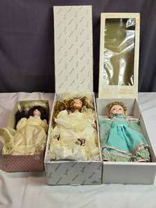 lot 168 image: Assorted Porcelain Dolls with Boxes - Heritage Mint, Fondest Memories