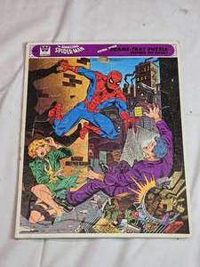 lot 220 image: Spiderman Puzzle