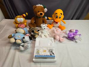 lot 232 image: Garfield, Tweetie and Other Plush Toys - Sylvester and Tweetie Figurine