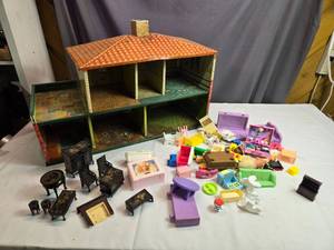 lot 244 image: Vintage Metal Dollhouse with Assorted Miniature Furniture and Accessories