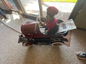 lot 4 image: Deluxe Roadster Pedal Car with Driver Figure