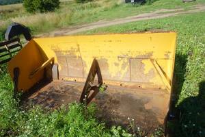 lot 2 image: Universal Mount Bobcat Skid Loader Skid Steer Large Capacity 8 SnowMaterial Handline Bucket