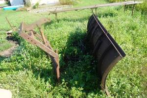lot 6 image: Universal Mount Bobcat Skid Loader Skid Steer 8 Snow Plow Attachment