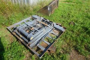 lot 7 image: Loron Model 105705 Forklift Skid Loader Material Handling Hydraulic Pallet StackerUnloader