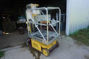 lot 3 image: 1999 Grove Model VM1931E Man Lift