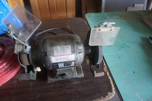 lot 40 image: Markol Brand Model B-309 Dual Wheel Bench Grinder
