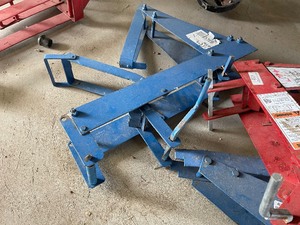 lot 141 image: Large Lot of Scaffolding Jacks