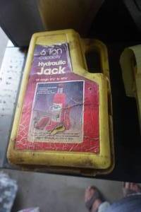 lot 257 image: 6 Ton Hydraulic Jack With CarryStorage Case