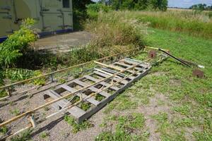 lot 286 image: 16 Metal Dock Section