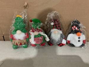 lot 304 image: 4PCS Christmas Holiday Gnomes Decorations