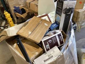 lot 466 image: Wholesale Pallet of Assorted Miscellaneous Items