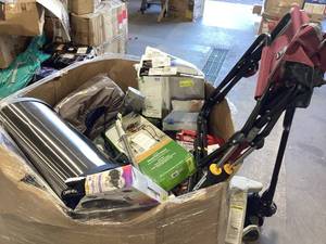 lot 467 image: Wholesale Pallet of Assorted Miscellaneous Items