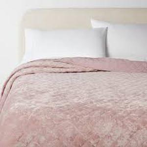 lot 1 image: Luxe Diamond Stitch Velvet Quilt - Threshold-Mauve-FullQueen