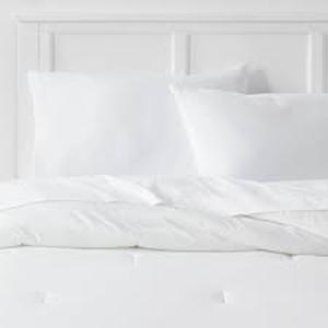 lot 7 image: Room Essentials Jersey Sheet Set Queen White