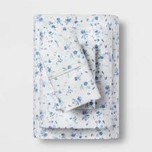 lot 13 image: Printed Performance 400 Thread Count Sheet Set - Threshold-TwinTwin XL-WhiteBlue Floral