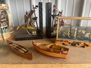 lot 29 image: Boat items