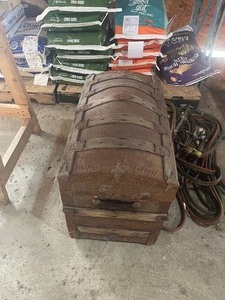 lot 59 image: old trunk