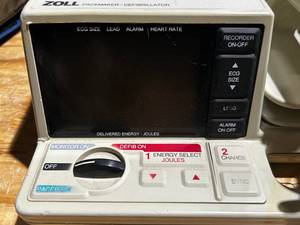 lot 20 image: Zoll PD 1400 Defibrillator Pacemaker and Zoll Base power charger 4x4
