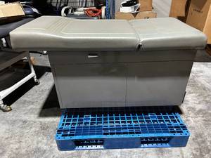 lot 155 image: Ritter 104 Midmark Exam Table