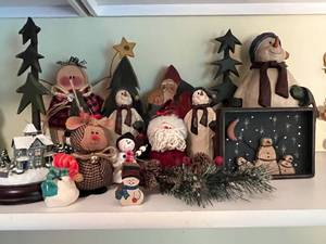 lot 151 image: Level 4 - Thomas Kinkade Victorian Lights Collectible & Christmas Decor Lot