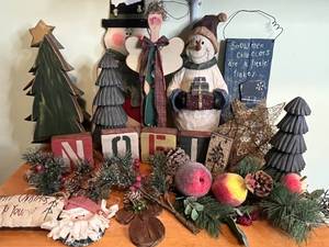 lot 159 image: Level 4 - Vintage Christmas Decor Bundle - Snowmen, Trees, Garland, and More