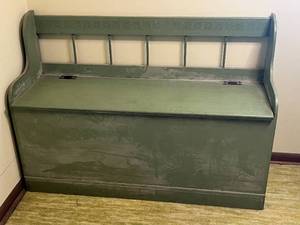 lot 160 image: Level 4 - Vintage Wooden Storage Bench with Lift-Top Seat