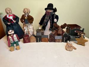 lot 161 image: Level 4 - Assorted Christmas Decorations and Figurines