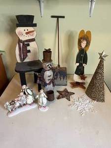 lot 164 image: Level 4 - Lot of Assorted Holiday Decorations