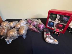 lot 166 image: Level 4 - Assorted Christmas Ornaments & Stocking