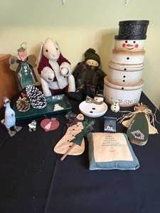 lot 167 image: Level 4 - Assorted Festive Holiday Decor Collection
