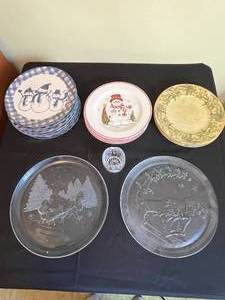 lot 187 image: Level 4- Holiday Themed Dinner and Serving Ware Assortment