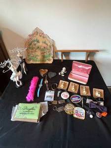 lot 379 image: Level 4 - Assortment of Jewelry, Collectibles, and Home Decor Items