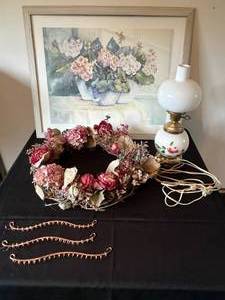 lot 387 image: Level 4 - Mixed Home Decor Lot with Lamp, Wreath, and Artwork