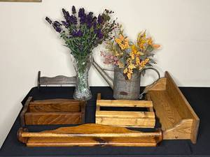 lot 93 image: Level 3 - Lot of Assorted Wooden Shelves with Faux Floral Arrangements