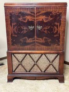lot 96 image: Level 3 - Vintage RCA Victor Radio Cabinet with Soundesign System