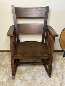 lot 4 image: Level 3 - Vintage Wooden Rocking Chair with Armrests