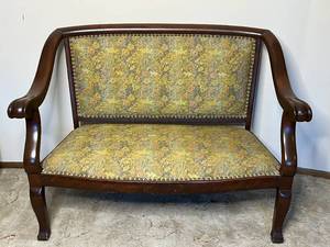 lot 2 image: Level 3 - Vintage Floral Upholstered Wooden Settee