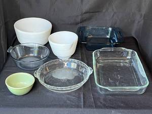 lot 136 image: Level 3 - Lot of Assorted Mixing and Oven Dishes
