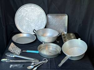 lot 137 image: Level 3 - Lot of Assorted Cooking and Baking Utensils and Pans