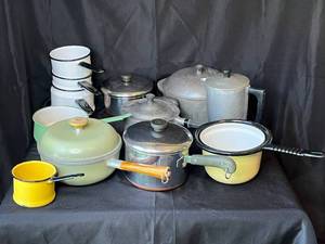 lot 141 image: Level 3 - Assorted Vintage Cookware Collection