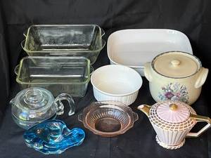 lot 145 image: Level 3 - Collection of Vintage Kitchenware and Decorative Glassware