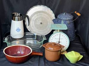lot 146 image: Level 3 - Collection of Vintage Kitchen Items