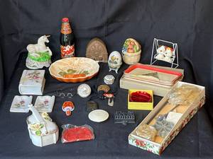 lot 147 image: Level 3 - Assorted Collectibles and Decor Lot
