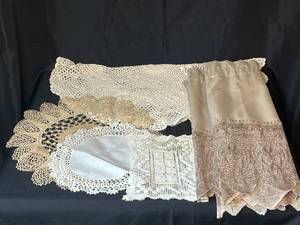lot 228 image: Level 23 - Assorted Vintage Crochet Doilies and Lace Table Runners